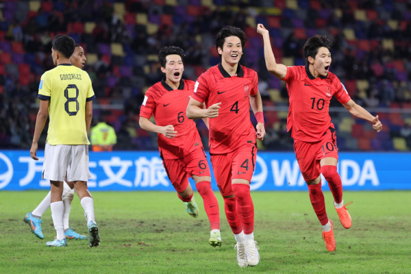 <yonhap photo-1180=""> 2일 아르헨티나 산티아고 델 에스테로 스타디움에서 열린 2023 국제축구연맹(FIFA) 20세 이하(U-20) 월드컵 16강전 한국과 에콰도르의 후반전 경기에서 최석현이 세 번째 골을 넣은 뒤 기뻐하고 있다. 연합뉴</yonhap>