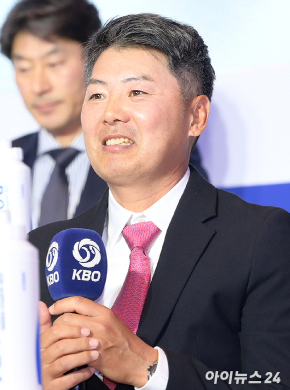 30일 오후 서울 한남동 그랜드하얏트서울 그랜드볼룸에서 열린 2023 KBO 미디어데이에서 SSG 김원형 감독이 인사말을 전하고 있다. [사진=정소희 기자]