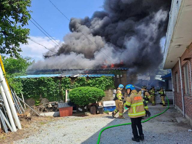 ▲ 2일 오후 1시54분쯤 강릉시 성산면 금산리의 주택에서 화재가 발생해 출동한 소방대원들이 진화작업을 완료했다.