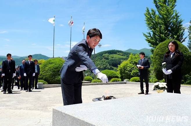 김진태 강원도지사가 강원 태백시에서 순직산업전사위령탑을 참배하고 있다.(사진=태백시)