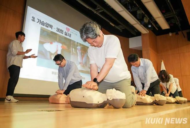 2일 강원도교육청 직원들이 심폐소생술 훈련을 받고 있다. (강원교육청 제공)