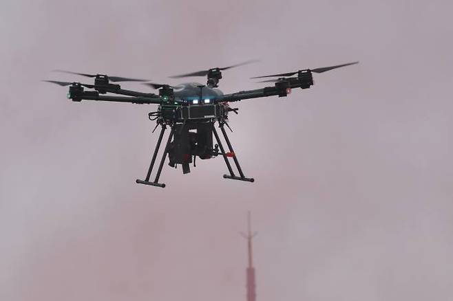 2일 경기도 양주시 광적면 가납리비행장에서 열린 2023 아미 타이거(Army TIGER)&nbsp;드론봇&nbsp;페스티벌 아미 타이거 전투 체계 시연에서 소총 드론이 연막탄 위로 이동하며 공격하고 있다.&nbsp;