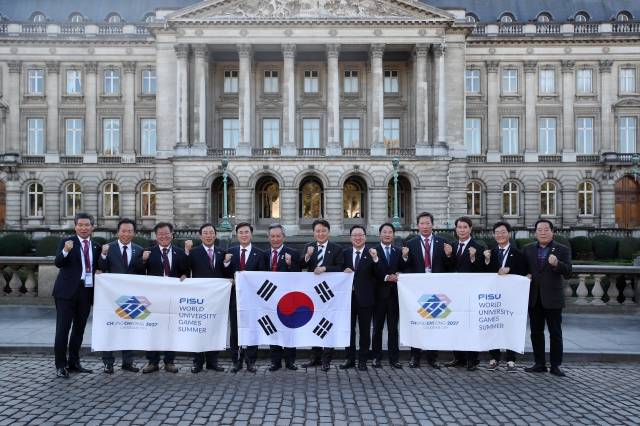 충청권이 지난해 11월 12일 벨기에 브뤼셀에서 열린 국제대학스포츠연맹(FISU) 집행위원회 총회에서 2027년 하계 세계대학경기대회 개최지로 선정된 후 공동대표단이 기념촬영을 하고 있다. 충북도 제공