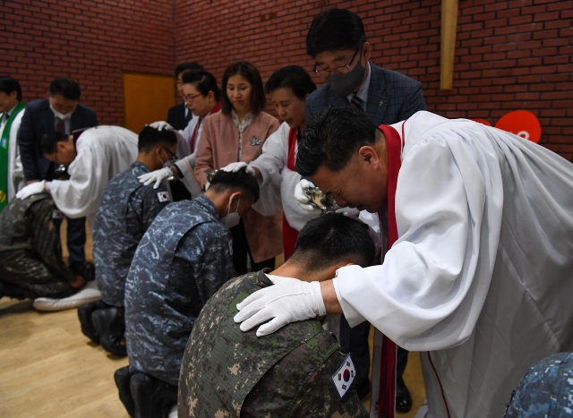 해군병 691기 800여명이 지난달 31일 해군교육사교회에서 세례 및 축복기도 받고 있다.