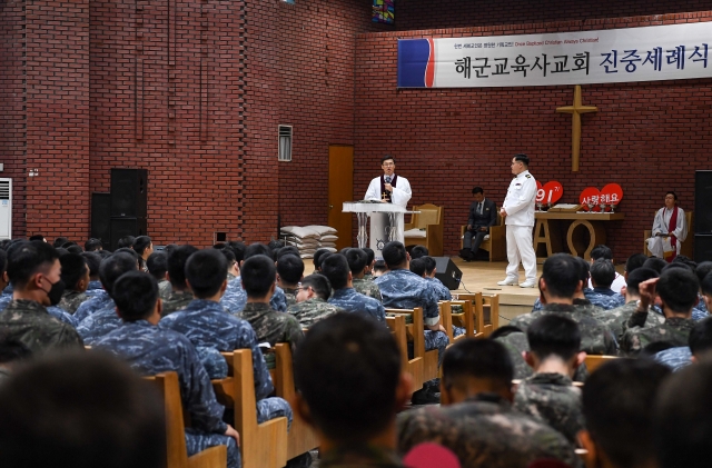 해군 출신 여호수아군선교회장 양승천 목사가 “이번 세례식이 긍정적인 군 생활하는 계기가 될 것”이라며 인사말 하고 있다.