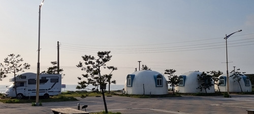 명파 해변의 돔하우스. 앞에는 캠핑장이 조성돼 있다.