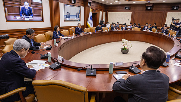 South Korean Deputy Prime Minister and Minister of Economy and Finance Choo Kyung-ho, on the screen, speaks at a ministerial meeting of external economic affairs held in Seoul on June 1. [Photo by Yonhap]