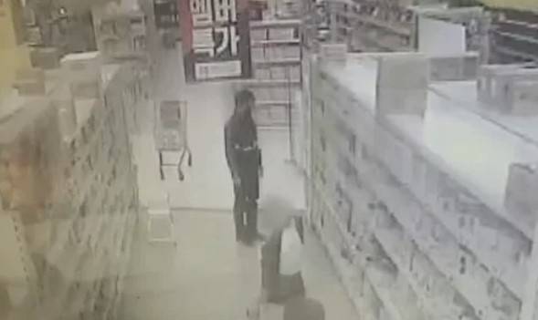 마트에서 굶주린 아기에게 줄 분유를 고르는 고탁민 경사 모습 [사진 = 강원경찰청]