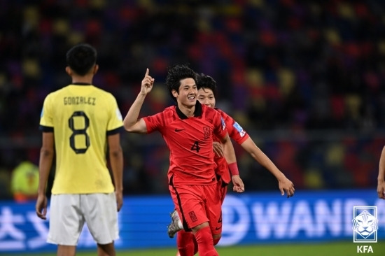 한국 U-20 축구대표팀의 수비수 최석현이 후반 3분 이승원의 코너킥을 헤더로 연결, 3번째 골을 터뜨렸다. 사진=대한축구협회 제공