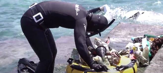 '바다살리기네트워크' 유튜브 영상에서 캡처한 '해양 쓰레기를 줍는 다이버'/사진제공=바다살리기네트워크