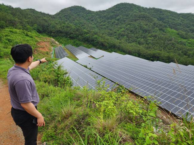 점검 또 점검 전남도 공무원이 지난 5월 30일 전남 화순군 한천면 한계리 산지 태양광 발전시설에 대한 현장 점검을 하고 있다.