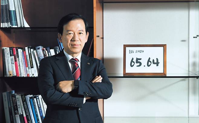 서유석 금투협회장이 지난달 17일 서울 영등포구 여의도 금융투자협회 집무실에서 헤럴드경제와 인터뷰를 하고 있다. 그는 ‘초심을 잃지말고, 회원사의 지지를 잊지말자’는 뜻에서 집무실에 회장선거 득표율(65.64%)을 적은 액자를 비치하고 있다. 임세준 기자