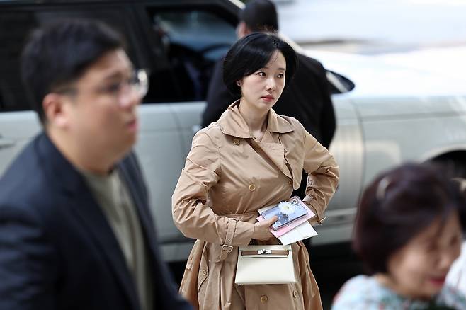 배우 이정현이 2일 오후 서울 종로구 종교교회에서 열린 정몽원 HL그룹 회장의 차녀 정지수 씨와 백지연 전 앵커의 외아들 강인찬 씨 결혼식에 참석하고 있다. [연합]