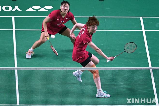 [쿠알라룸푸르=신화/뉴시스] 백하나-이소희가 26일(현지시각) 말레이시아 쿠알라룸푸르의 악시아타 아레나에서 열린 2023 세계배드민턴연맹(BWF) 말레이시아 마스터스(슈퍼500) 여자복식 8강전에서 마쓰야마 나미-시다 치하루(일본) 조와 경기하고 있다. 백하나-이소희가 세트 스코어 2-0(21-16 21-17)으로 완승하고 준결승에 올랐다. 2023.05.27.