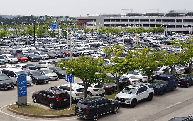 [인천공항=뉴시스] 홍찬선 기자 = 지난달 4일 어린이날 연휴를 이용해 해외여행을 떠난 승객들이 주로 승용차를 이용하면서 인천공항 제1여객터미널 장기주차장에 차량들이 빈자리 없이 빼곡히 들어차 있다. 2023.06.02. mania@newsis.com *재판매 및 DB 금지