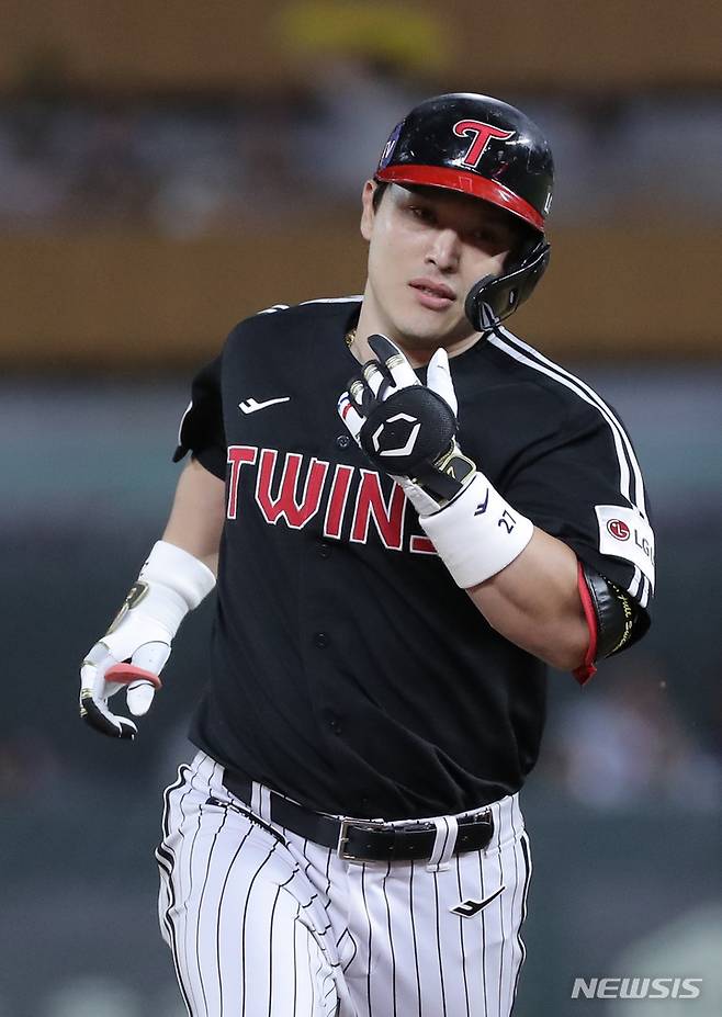 [인천=뉴시스] 김금보 기자 = 25일 인천 SSG랜더스필드에서 열린 2023 프로야구 LG 트윈스 대 SSG 랜더스 경기, 8회초 선두타자 LG 박동원이 쐐기 홈런을 치고 베이스를 돌며 세레머니 하고 있다. 2023.05.25. kgb@newsis.com