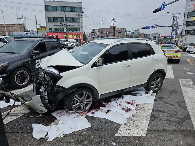 [수원=뉴시스] 경기 수원시 권선구 구운동에서 SUV차량이 전동킥보드를 들이받는 사고가 났다. (사진=경기도소방재난본부 제공)2023.6.2. photo@newsis.com *재판매 및 DB 금지