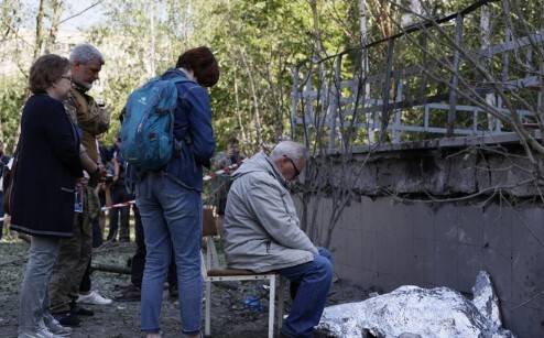1일 우크라이나 수도 키이우에 대한 러시아의 미사일 공격으로 숨진 시신 부근에서 사망자의 친척들이 애도하고 있다.&nbsp;우크라이나=AP뉴시스 제공