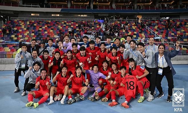 1일(현지시간) 아르헨티나 산티아고 델 에스테로 스타디움에서 열린 '2023 FIFA U20 월드컵' 대한민국과 에콰도르의 경기에서 3대2로 승리해 8강 진출에 성공한 대표팀 선수들이 김은중 감독을 비롯한 코치진과 함께 기념촬영을 하고 있다. 대한축구협회 제공