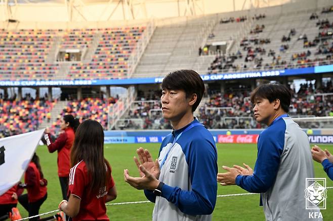 2일(한국시간) 아르헨티나 산티아고 델 에스테로 스타디움에서 열린 '2023 FIFA U20 월드컵' 대한민국과 에콰도르의 16강전에서 김은중 감독이 선수들을 격려하고 있다. 대한축구협회 제공