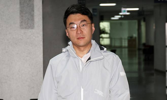 민주당을 탈당한 무소속 김남국 의원이 지난 5월 14일 국회 의원실로 출근하고 있다. 김 의원은 출근 후 페이스북을 통해 탈당을 선언했다. 연합뉴스