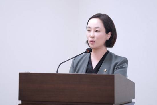 박진희 하남시의회 부의장이 2일 발의한 ‘하남시 학교밖 청소년 지원조례, 하남시 미래교육협력지구 지원 조례’에 대해 자치행정위원회 조례심사에서 제안설명을 하고 있다. 하남시의회 제공