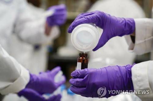 '영원한 화학물질' 발암성 PFAS 실험하는 미국 EPA 과학자들 [AP 연합뉴스 자료사진. 재판매 및 DB 금지]