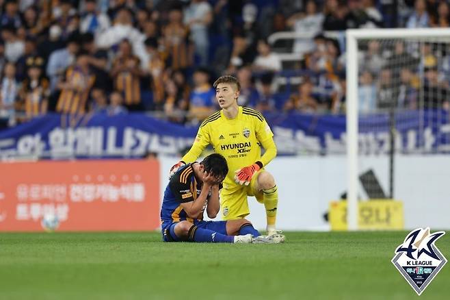 햄스트링으로 쓰러진 김영권을 위로하는 골키퍼 조현우 [한국프로축구연맹 제공. 재판매 및 DB 금지]