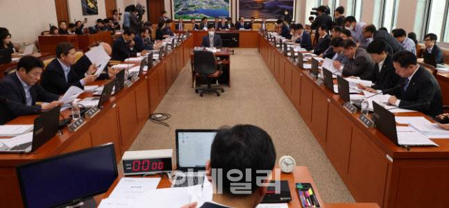 국토교통위원회 전체회의가 24일 오전 서울 여의도 국회에서 김민기 위원장 주재로 열리고 있다. (사진=연합뉴스)