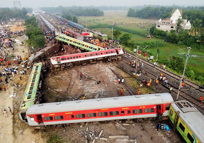도 동부 오디샤주에서 2일 오후(현지시간) 대규모 열차 탈선 사고가 발생해 최소 288명이 숨진 것으로 파악됐다. (사진=로이터)