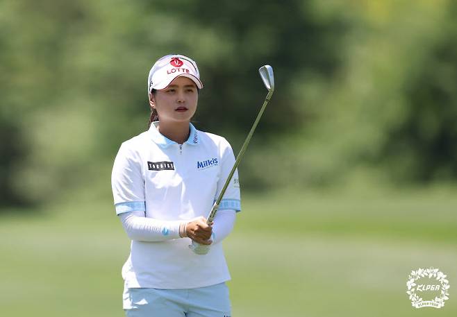 최혜진이 3일 열린 KLPGA 투어 롯데오픈 3라운드에서 목표 지점을 조준하고 있다.(사진=KLPGA 제공)