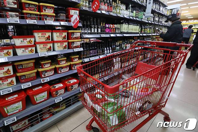 서울의 한 대형마트에서 시민들이 장을 보고 있다. 2023.2.23/뉴스1 ⓒ News1 민경석 기자