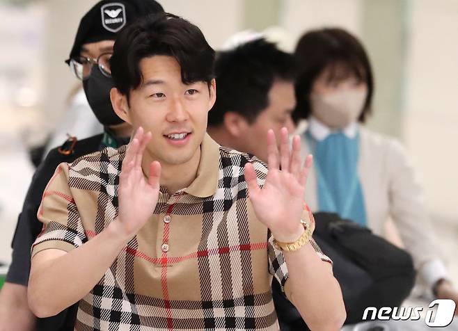 잉글랜드 프로축구 프리미어리그(EPL) 2022-2023 시즌을 마친 손흥민이 30일 인천국제공항 제2여객터미널을 통해 귀국하고 있다. 잉글랜드 무대에서 8번째 시즌을 소화한 손흥민은 리그에서 10골 6도움을 올렸다. 또한 각종 컵대회를 포함해 14골(EPL 10골·잉글랜드축구협회(FA)컵 2골·유럽축구연맹(UEFA) 챔피언스리그(UCL) 2골) 6도움을 올렸다. 손흥민은 짧은 휴가를 보낸 뒤 6월 16일 페루(부산), 20일 엘살바도르(대전)와의 평가전에 나설 예정이다. 2023.5.30/뉴스1 ⓒ News1 김성진 기자