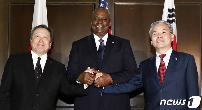 아시아안보회의(샹그릴라 대화)에 참석 중인 이종섭 국방부 장관이 3일(현지시간) 싱가포르 샹그릴라 호텔에서 열린 한·미·일 국방장관회담에 앞서 로이드 오스틴 미국 국방부 장관, 하마다 야스카즈 일본 방위상과 기념촬영을 하고 있다. 왼쪽부터 하마다 야스카즈 일본 방위상, 로이드 오스틴 미국 국방장관, 이종섭 국방장관. 2023.6.3/뉴스1 ⓒ News1 박지혜 기자