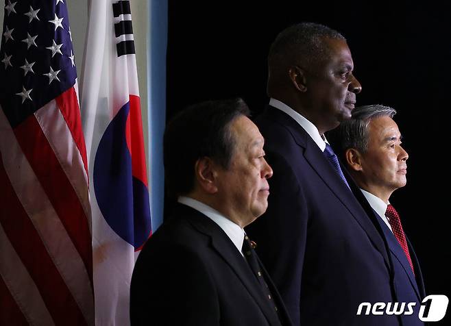 아시아안보회의(샹그릴라 대화)에 참석 중인 이종섭 국방부 장관이 3일(현지시간) 싱가포르 샹그릴라 호텔에서 열린 한·미·일 국방장관회담에 앞서 로이드 오스틴 미국 국방부 장관, 하마다 야스카즈 일본 방위상과 기념촬영을 하고 있다. 오른쪽부터 이종섭 국방장관, 로이드 오스틴 미국 국방장관, 하마다 야스카즈 일본 방위상. (공동취재) 2023.6.3/뉴스1 ⓒ News1 박지혜 기자