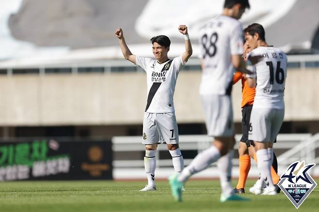 경남이 천안을 꺾고 K리그2 선두로 올라섰다 (한국프로축구연맹 제공)