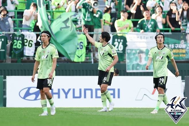 전북 조규성(가운데)이 3일 울산전에서 득점 후 기뻐하고 있다. 제공 | 한국프로축구연맹