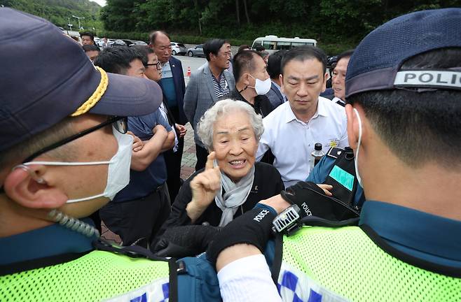 5·18 유족인 임근단 여사가 3일 광주 북구 국립 5·18 민주묘지에서 참배를 가로막은 '오월정신지키기 범시도민 대책위원회' 회원들에게 항의하고 있다./연합뉴스