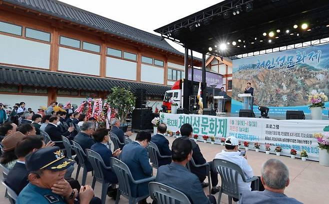 제32회 '처인성 문화제'에서 이상일 용인특례시장이 축사를 하고 있다. ⓒ용인시 제공