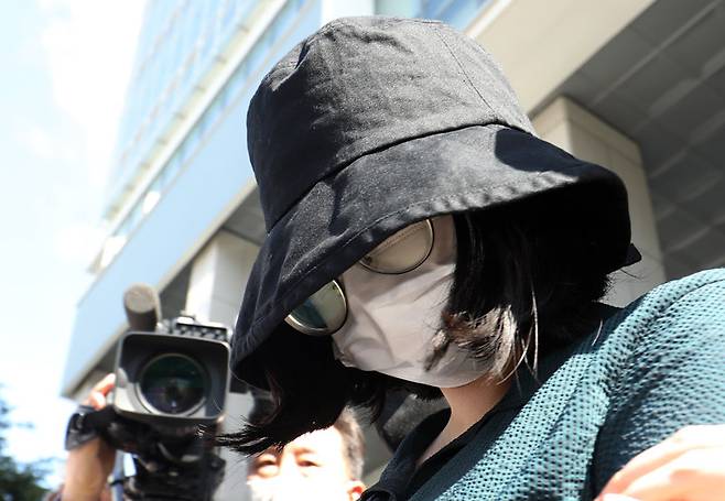 온라인 과외 앱을 통해 처음 만난 또래 여성을 살해한 뒤 시신을 훼손·유기한 혐의로 구속된 정유정(23)이 2일 오전 부산 동래경찰서에서 검찰로 송치되고 있다. 정유정은 지난달 26일 중고로 구입한 교복 차림으로 부산 금정구 소재 피해자의 집을 찾아가 자신이 중학생이라고 거짓말을 한 뒤 잠시 대화를 나누다 흉기로 살해했다. 2023.6.2/뉴스1