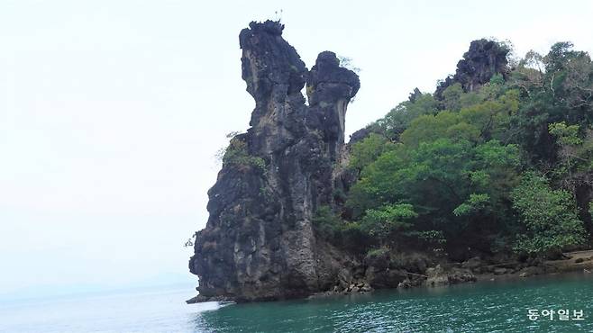 란따섬 삐말라이 촌으로 가는 여정 중에 만난 수탉 모양의 바위섬.