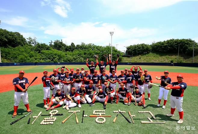 2021년 창단한 서울자동차고 야구부 학생들이 지난달 30일 경기 의정부 녹양야구장에서 연습 경기를 앞두고 야구 방망이와 공으로 
학교 이름을 쓰고 남긴 기념사진. 선수 2명으로 시작한 서울자동차고 야구부는 출전 기회를 찾아온 이들이 하나둘 모여 이제는 정식 
등록선수 39명을 비롯해 총 40명이 넘는다. 의정부=전영한 기자 scoopjyh@donga.com