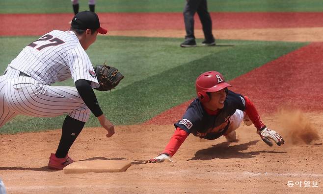 서울자동차고 2루수 이재성이 지난달 19일 서울 목동야구장에서 열린 제77회 황금사자기 전국고교야구대회 겸 주말리그 왕중왕전 
2회전에서 8회 상대팀 세광고 투수 김연주의 견제 때 1루로 귀루하고 있다. 중학교 1학년 때 야구를 처음 시작한 이재성은 “한 번
 시작한 야구를 끝까지 해보고 싶어 전학을 왔다. 어떻게 끝나든 후회는 없다”고 말했다. 안철민 기자 acm08@donga.com