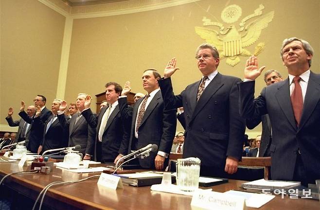 1994년 하원 청문회에 출석한 7명의 담배회사 최고경영자들. 하원 홈페이지