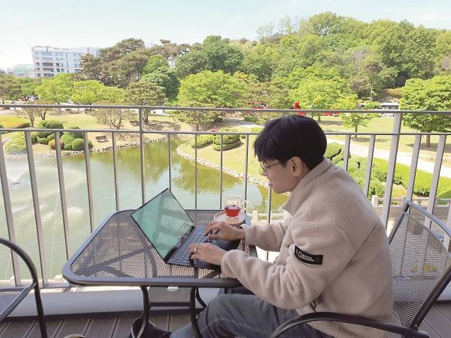 지난 5월 KAIST 교정에서 챗GPT로 수학 문제를 풀고 있는 김재훈 교수. 김재훈 제공