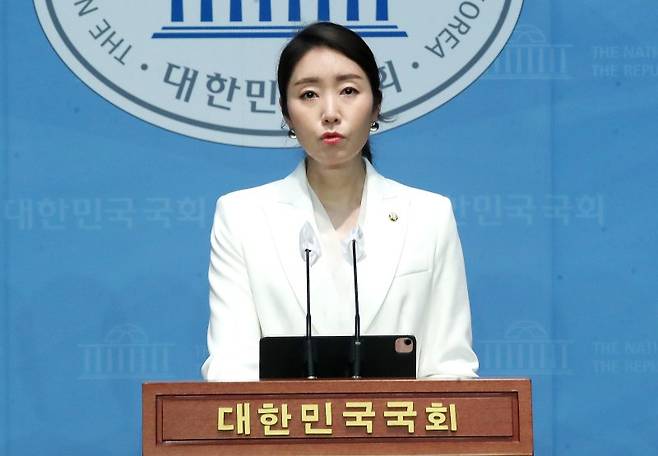 강선우 더불어민주당 대변인이 지난 달 21일 서울 여의도 국회 소통관에서 브리핑을 하고 있다. 뉴스1