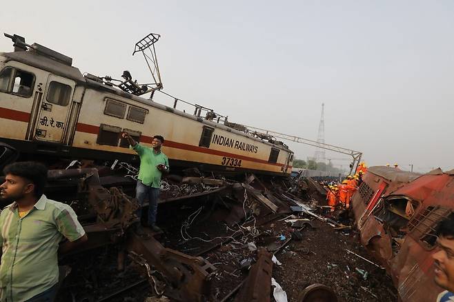 인도 오디샤주에서 2일 저녁 7시께 일어난 열차 삼중 충돌사고의 사망자가 280명을 넘어서는 등 피해 규모가 커지고 있다. EPA/연합뉴스