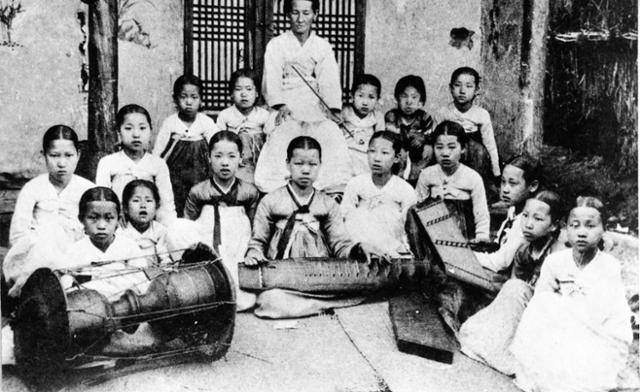 구한말 평양기생학교의 동기(童妓·어린 기생)들이 악기를 들고 카메라를 바라보고 있다. 한국일보 자료사진