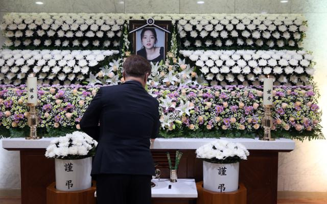 2019년 11월 서울 서초구 서울성모병원 장례식장에 마련된 걸그룹 '카라' 멤버 고(故) 구하라의 빈소에 조문객이 헌화하고 있다. 한국일보 자료사진