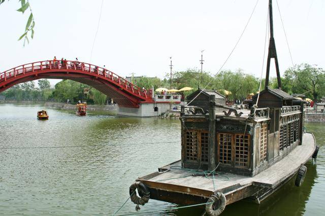 테마공원 청명상하원 무지개다리와 변하의 배. ⓒ최종명